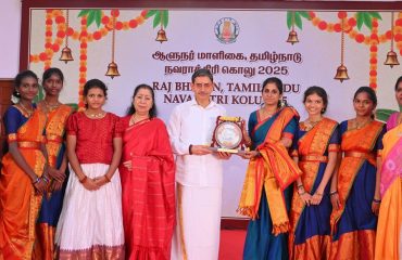 Thiru.R.N.Ravi, Hon’ble Governor of Tamil Nadu and Tmt.Laxmi Ravi, First Lady of Tamil Nadu, performed Navaratri Puja and felicitated the students of Gundur Subbiah School for Bhajan performance on the ocassion of Navaratri Kolu celebration at Raj Bhavan, Chennai on 23.09.2025. Hundreds of general public participated on the 2nd day of Navaratri Kolu festival at Raj Bhavan, Chennai.