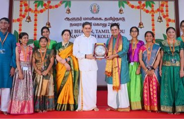 Thiru.R.N.Ravi, Hon’ble Governor of Tamil Nadu and Tmt.Laxmi Ravi, First Lady of Tamil Nadu, performed Navaratri Puja and witnessed the Thiru. Sakethraman & Sakethram Kalashiksha students for their Namasankeertanam Bhajan performance and Selvi. R.Amirtha for her Bharatanatyam performance on Tulsidas Bhajans, Goddess Shankari and Durga Mata on the ocassion of Navaratri Kolu celebration at Raj Bhavan, Chennai - 25.09.2025. Hundreds of general public participated on the 4th day of Navaratri Kolu festival at Raj Bhavan, Chennai.