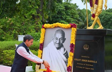 Thiru. R.N.Ravi, Hon’ble Governor of Tamil Nadu paid floral tribute to the Portrait of Mahatma Gandhi on the occasion of Gandhi Jayanthi at Raj Bhavan, Chennai - 02.10.2025.