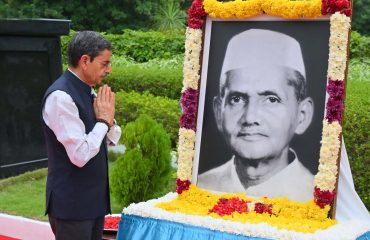 Thiru. R.N.Ravi, Hon’ble Governor of Tamil Nadu, paid floral tribute to the Portrait of Bharath Ratna former Prime Minister of India, Thiru.Lal Bahadur Shastri on the occasion of his birth anniversary at Raj Bhavan, Chennai - 02.10.2025.
