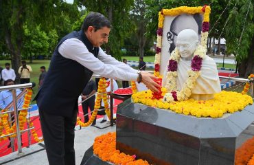 Thiru. R.N.Ravi, Hon'ble Governor of Tamil Nadu paid floral tribute to the statue of Mahatma Gandhi on the occasion of Gandhi Jayanthi at Gandhi Mandapam, Guindy, Chennai - 02.10.2025.