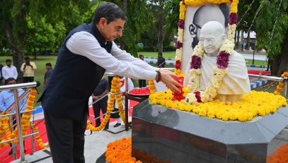 Thiru. R.N.Ravi, Hon'ble Governor of Tamil Nadu paid floral tribute to the statue of Mahatma Gandhi on the occasion of Gandhi Jayanthi at Gandhi Mandapam, Guindy, Chennai - 02.10.2025.