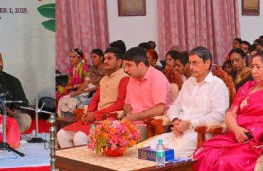 Thiru.R.N.Ravi, Hon’ble Governor of Tamil Nadu and Tmt.Laxmi Ravi, First Lady of Tamil Nadu, performed Navaratri Puja and witnessed the Dhrupad performance by Ms. Shilpa Shankar Narain and Bharatanatyam performance of Dance by Selvi. Srinidhi on the occasion of Navaratri Kolu celebration at Raj Bhavan, Chennai - 30.09.2025. Hundreds of general public participated on the 9th day of Navaratri Kolu festival at Raj Bhavan, Chennai.