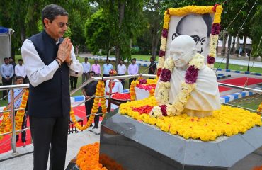 Thiru. R.N.Ravi, Hon'ble Governor of Tamil Nadu paid floral tribute to the statue of Mahatma Gandhi on the occasion of Gandhi Jayanthi at Gandhi Mandapam, Guindy, Chennai - 02.10.2025.