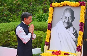 Thiru. R.N.Ravi, Hon’ble Governor of Tamil Nadu paid floral tribute to the Portrait of Mahatma Gandhi on the occasion of Gandhi Jayanthi at Raj Bhavan, Chennai - 02.10.2025.