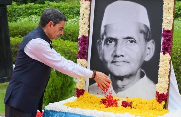 Thiru. R.N.Ravi, Hon’ble Governor of Tamil Nadu, paid floral tribute to the Portrait of Bharath Ratna former Prime Minister of India, Thiru.Lal Bahadur Shastri on the occasion of his birth anniversary at Raj Bhavan, Chennai - 02.10.2025.