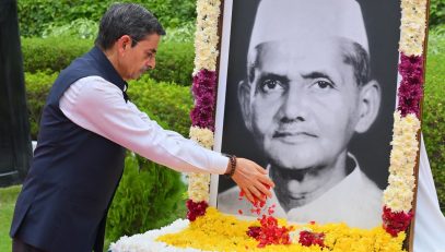 Thiru. R.N.Ravi, Hon’ble Governor of Tamil Nadu, paid floral tribute to the Portrait of Bharath Ratna former Prime Minister of India, Thiru.Lal Bahadur Shastri on the occasion of his birth anniversary at Raj Bhavan, Chennai - 02.10.2025.