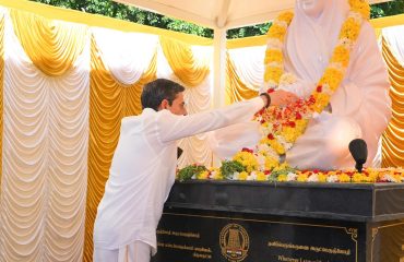 On the auspicious occasion of Swami Thiruvarutprakasa Vallalar’s 202nd Avatar Day, Thiru. R.N.Ravi, Hon'ble Governor of Tamil Nadu paid floral tribute to the statue of Thiruvarutprakasa Vallalar at Raj Bhavan, Chennai - 05.10.2025. Hon'ble Governor along with Vallalar devotees, paid floral tributes to Swami Vallalar at Raj Bhavan’s Vallalar Park.