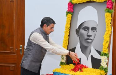 hiru. R.N.Ravi, Hon'ble Governor of Tamil Nadu, paid floral tribute to the Portrait of Freedom Fighter Tiruppur Kumaran on the occasion of his birth anniversary at Raj Bhavan, Chennai - 04.10.2025.