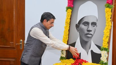 hiru. R.N.Ravi, Hon'ble Governor of Tamil Nadu, paid floral tribute to the Portrait of Freedom Fighter Tiruppur Kumaran on the occasion of his birth anniversary at Raj Bhavan, Chennai - 04.10.2025.