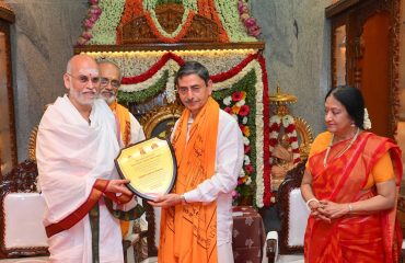 Thiru. R.N.Ravi, Hon'ble Governor of Tamil Nadu, participated as chief guest and presented 'Siva Saagara Tatpara Ratna' award to Govindapuram Thiru. Balaji Bhagavathar and Thiru. Ganesa Sarma at the Navaratri 2025 celebration organised by Sri Sivan SAR Yoga Sabhai & Siva Saagaram Trust held at Sri Sivan SAR Yoga Sabhai, Nanganallur, Chennai - 03.10.2025. Padma Vibhushan Padma Subrahmanyam, and other dignitaries were present.