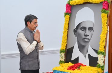 hiru. R.N.Ravi, Hon'ble Governor of Tamil Nadu, paid floral tribute to the Portrait of Freedom Fighter Tiruppur Kumaran on the occasion of his birth anniversary at Raj Bhavan, Chennai - 04.10.2025.