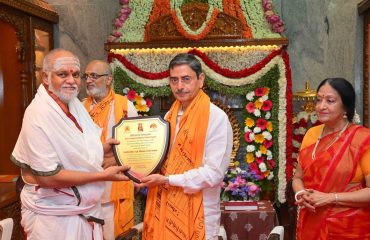 Thiru. R.N.Ravi, Hon'ble Governor of Tamil Nadu, participated as chief guest and presented 'Siva Saagara Tatpara Ratna' award to Govindapuram Thiru. Balaji Bhagavathar and Thiru. Ganesa Sarma at the Navaratri 2025 celebration organised by Sri Sivan SAR Yoga Sabhai & Siva Saagaram Trust held at Sri Sivan SAR Yoga Sabhai, Nanganallur, Chennai - 03.10.2025. Padma Vibhushan Padma Subrahmanyam, and other dignitaries were present.