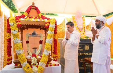 On the auspicious occasion of Swami Thiruvarutprakasa Vallalar’s 202nd Avatar Day, Thiru. R.N.Ravi, Hon'ble Governor of Tamil Nadu paid floral tribute to the statue of Thiruvarutprakasa Vallalar at Raj Bhavan, Chennai - 05.10.2025. Hon'ble Governor along with Vallalar devotees, paid floral tributes to Swami Vallalar at Raj Bhavan’s Vallalar Park.