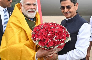 Thiru. R.N.Ravi, Hon'ble Governor of Tamil Nadu, warmly welcomed Hon’ble Prime Minister Thiru. Narendra Modi upon his arrival at Coimbatore Airport, Coimbatore on 19.11.2025. The Hon'ble Prime Minister will inaugurate the South India Natural Farming Summit 2025, release the 21st instalment of PM-KISAN of over ₹18,000 crore to more than 9 crore farmers nationwide and address thousands of farmers, natural farming practitioners, scientists and stakeholders.