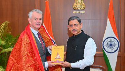 Thiru.Christopher Cooter, High Commissioner of Canada to India, along with his colleagues, called on Thiru.R.N.Ravi, Hon'ble Governor of Tamil Nadu at Lok Bhavan ,Chennai and discussed issues of mutual national interest - 06.12.2025. Hon'ble Governor of Tamil Nadu presented Tirukkural book to them.