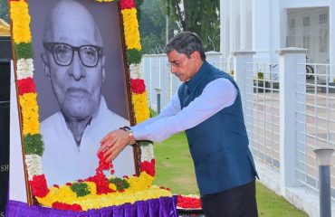 Thiru. R.N. Ravi, Hon'ble Governor of Tamil Nadu, paid floral tributes to Thiru. C. Rajagopalachari on his birth anniversary at Lok Bhavan, Chennai - 10.12.2025.