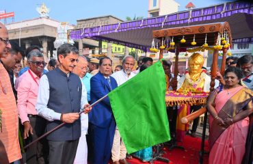 Thiru. R.N. Ravi, Hon'ble Governor of Tamil Nadu flagged off the Jathi Pallakku of Mahakavi Subramania Bharathiar on the celebration of his 144th birth anniversary at Arulmigu Sri Parthasarathy Swamy Temple, Triplicane, Chennai and lifted the palanquin on his shoulder at the function organised by the Vanavil Cultural Trust held at Arulmigu Sri Parthasarathy Swamy Temple, Triplicane, Chennai - 11.12.2025.