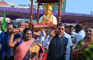 Thiru. R.N. Ravi, Hon'ble Governor of Tamil Nadu flagged off the Jathi Pallakku of Mahakavi Subramania Bharathiar on the celebration of his 144th birth anniversary at Arulmigu Sri Parthasarathy Swamy Temple, Triplicane, Chennai and lifted the palanquin on his shoulder at the function organised by the Vanavil Cultural Trust held at Arulmigu Sri Parthasarathy Swamy Temple, Triplicane, Chennai - 11.12.2025.