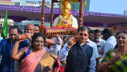 Thiru. R.N. Ravi, Hon'ble Governor of Tamil Nadu flagged off the Jathi Pallakku of Mahakavi Subramania Bharathiar on the celebration of his 144th birth anniversary at Arulmigu Sri Parthasarathy Swamy Temple, Triplicane, Chennai and lifted the palanquin on his shoulder at the function organised by the Vanavil Cultural Trust held at Arulmigu Sri Parthasarathy Swamy Temple, Triplicane, Chennai - 11.12.2025.