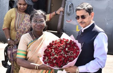 Thiru. R.N.Ravi, Hon'ble Governor of Tamil Nadu, warmly received Tmt. Droupadi Murmu, Hon'ble President of India, at Sripuram Helipad, Vellore District - 17.12.2025.