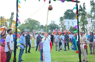 Thiru. R.N.Ravi, Hon'ble Governor of Tamil Nadu and Tmt.Laxmi Ravi, First Lady of Tamil Nadu along with the people from various walks of life and Lok Bhavan family celebrated Pongal Peruvizha-2026 Festival at Lok Bhavan, Chennai - 08.01.2026. Pongal Peruvizha – 2026 was celebrated at Lok Bhavan, Chennai, with festive spirit and cultural fervour, drawing participation from across sections of society, including farmers, fishers, weavers, Tamil scholars, spiritual leaders, youth, civil society members, and representatives of tribal communities. Traditional art forms, folk music, and dance echoed the joy of Pongal, the richness of our timeless Tamil traditions, and a collective heritage celebrated across generations.