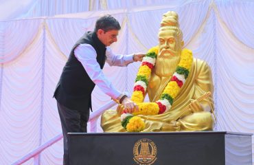 Thiru. R.N.Ravi, Hon'ble Governor of Tamil Nadu, garlanded and paid floral tribute to Saint Thiruvalluvar, on the occasion of Thiruvalluvar day at Thiruvalluvar Statue, Lok Bhavan, Chennai - 16.01.2026.