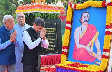 Thiru. R. N. Ravi, Hon'ble Governor of Tamil Nadu, unveiled the Statue of 'KAVICHAKRAVARTHI KAMBAR' at Kambar Vanam, Lok Bhavan, Chennai on 29.01.2026. Functionaries of Bharathiya Vidya Bhavan, Chennai Kendra, Tamil Scholars, Representatives from various Kambar Kazhagams across Tamil Nadu and Students participated at the event.