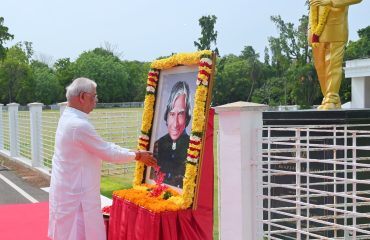 Thiru. Rajendra Vishwanath Arlekar, Hon'ble Governor of Tamil Nadu paid floral tributes to the portrait of Dr.A.P.J.Abdul Kalam, Former President of India on his Remembrance Day, at Lok Bhavan, Chennai - 27.07.2026.