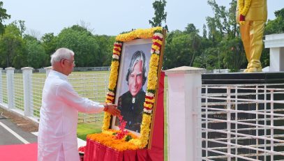Thiru. Rajendra Vishwanath Arlekar, Hon'ble Governor of Tamil Nadu paid floral tributes to the portrait of Dr.A.P.J.Abdul Kalam, Former President of India on his Remembrance Day, at Lok Bhavan, Chennai - 27.07.2026.