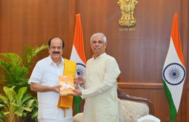 Thiru. J. C. D. Prabhakar, Hon’ble Speaker of the Tamil Nadu Legislative Assembly, called on Thiru. Rajendra Vishwanath Arlekar, Hon’ble Governor of Tamil Nadu, at Lok Bhavan, Chennai - 13.09.2026, following the successful completion of the first Budget session of the 17th Tamil Nadu Legislative Assembly. The Hon’ble Governor and the Hon’ble Speaker exchanged views on matters concerning the effective functioning of the Legislature and the democratic process in Tamil Nadu.