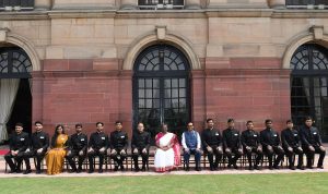 The Hon'ble President of India, Smt. Droupadi Murmu with the Officers/Officer Trainees of Indian Defence Estates Service, Indian Skill Development Service, Indian Trade Service and Indian Telecom Service at Rashtrapati Bhavan on September 30, 2022.