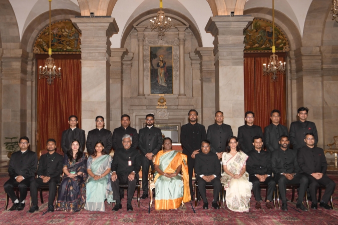 Honorable-President-of-India-Smt.Draupadi-Murmu-with-Shri-Giridhar-Armane-Defense-Secretary-Shri-GS-Rajeshwaran-DGDE-and-Officer-Trainees-of-Indian-Defense-Estates-Service