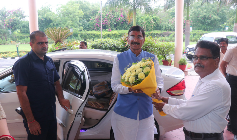 Shri Sanjay Seth, Hon'ble Raksha Rajya Mantri being welcomed by Shri G S Rajeswaran, DGDE