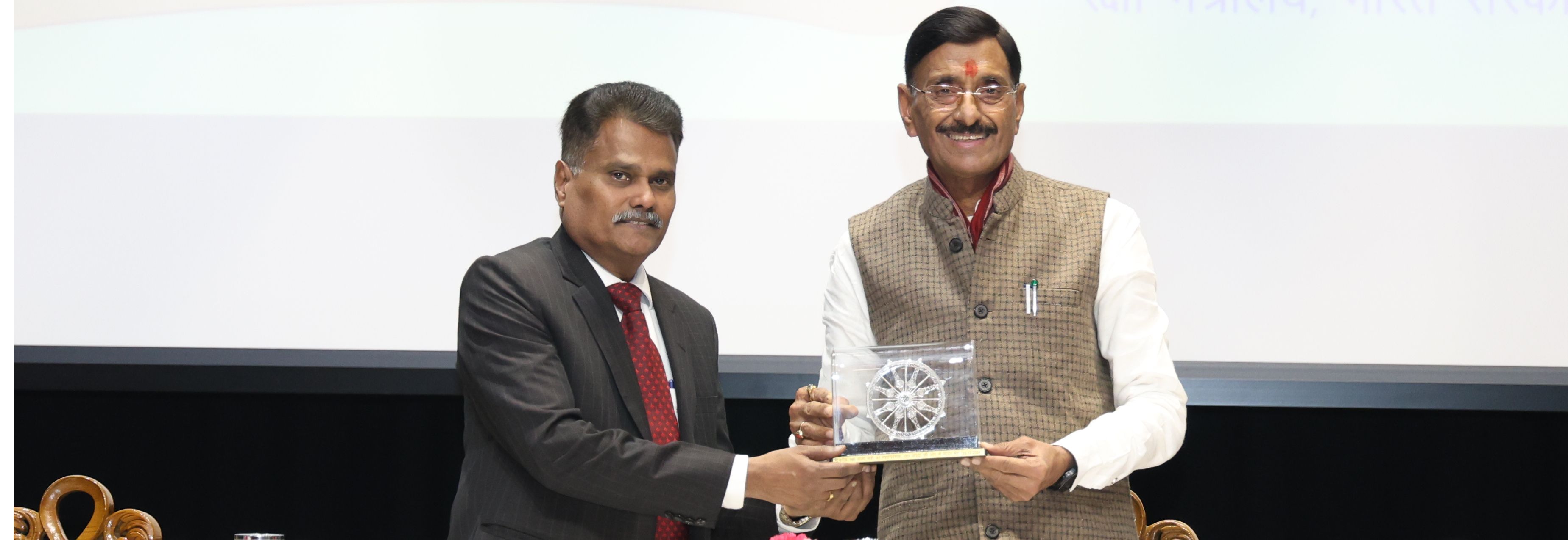 Defence Estates Day 2024: Shri G S Rajeswaran, Director General Defence Estates presenting a memento to Shri Sanjay Seth, Hon’ble RRM