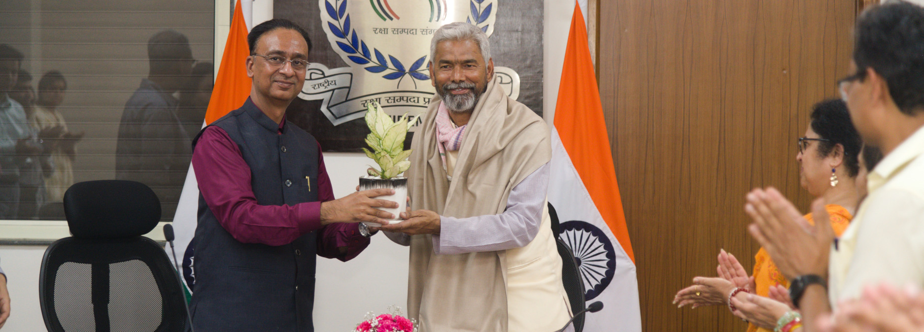 Shri S N Gupta, DGDE presented a memento to Padmashri Umashankar Pandey on World Environment Day 2025 at Raksha Sampada Bhawan Delhi Cantt