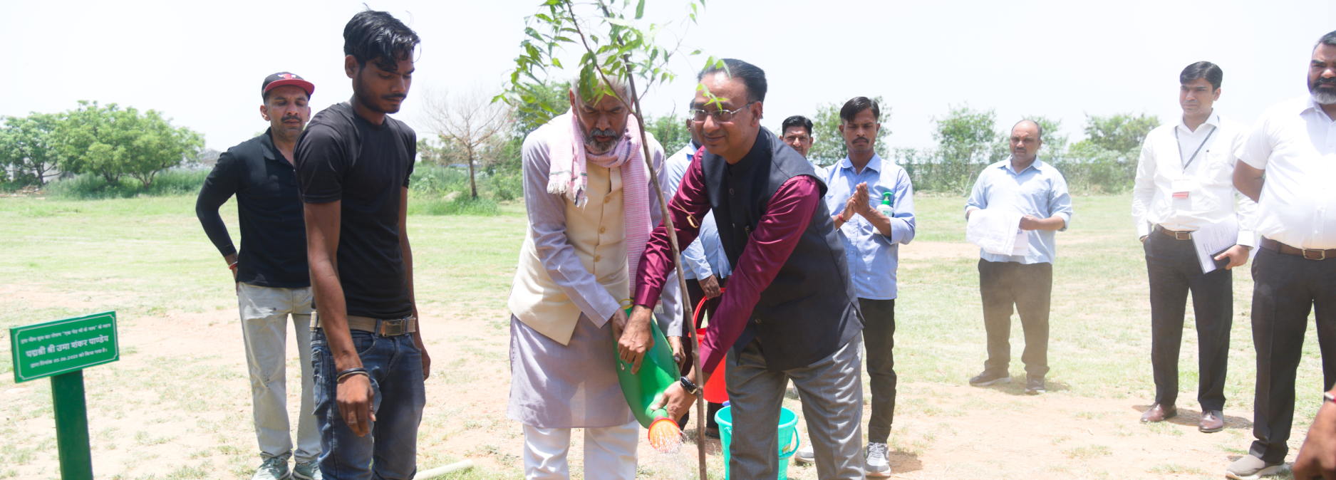 विश्व पर्यावरण दिवस 2025 पर रक्षा सम्पदा भवन दिल्ली कैंट में पद्मश्री उमाशंकर पांडे और श्री एस एन गुप्ता, महानिदेशक, रक्षा सम्पदा द्वारा वृक्षारोपण