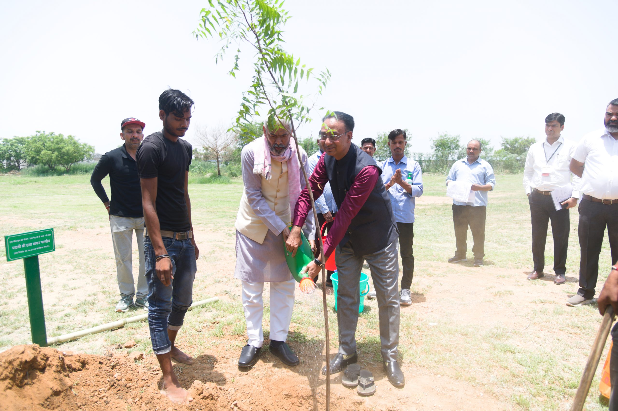 विश्व पर्यावरण दिवस 2025 पर रक्षा सम्पदा भवन दिल्ली कैंट में पद्मश्री उमाशंकर पांडे और श्री एस एन गुप्ता, महानिदेशक, रक्षा सम्पदा द्वारा वृक्षारोपण