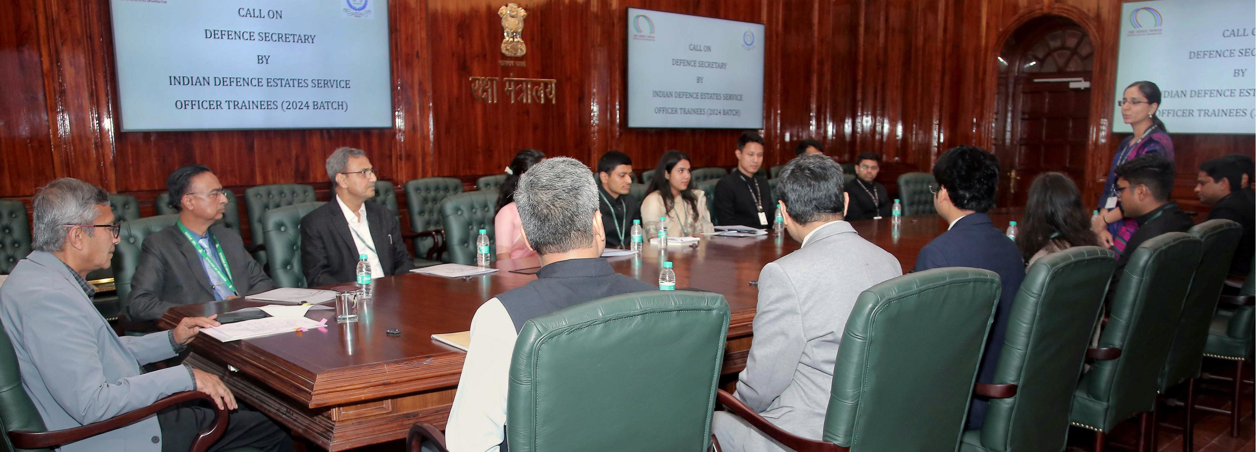 भारतीय रक्षा सम्पदा सेवा के अधिकारियों /प्रशिक्षु अधिकारियों की भारत के रक्षा सचिव, श्री राजेश कुमार सिंह से शुभेच्छा मुलाकात