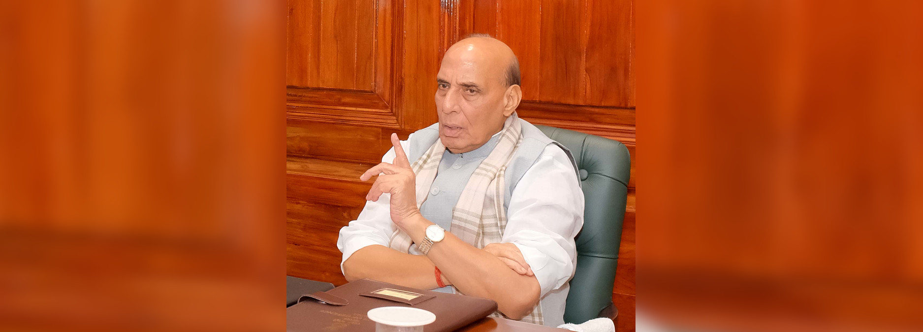 भारत के माननीय रक्षा मंत्री, श्री राजनाथ सिंह से शुभेच्छा मुलाकात के दौरान प्रशिक्षु अधिकारियों को मार्गदर्शन देते हुए