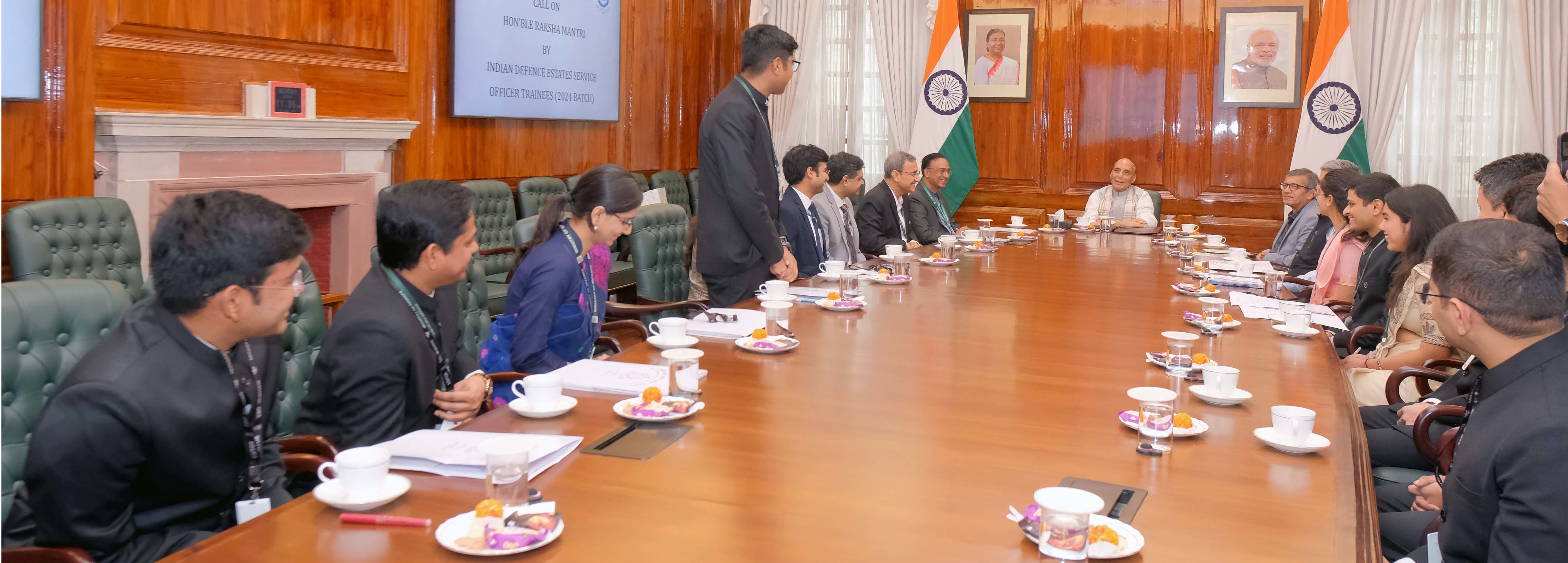 भारतीय रक्षा सम्पदा सेवा के अधिकारियों /प्रशिक्षु अधिकारियों की भारत के माननीय रक्षा मंत्री, श्री राजनाथ सिंह से शुभेच्छा मुलाकात