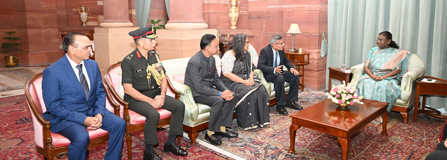 भारत के माननीय राष्ट्रपति से रक्षा संपदा सेवा के अधिकारियों /प्रशिक्षु अधिकारियों की शुभेच्छा मुलाकात (23-07-2025)