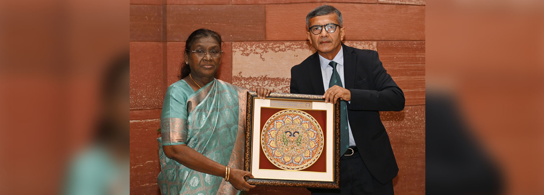 भारत के माननीय राष्ट्रपति से रक्षा संपदा सेवा के अधिकारियों /प्रशिक्षु अधिकारियों की शुभेच्छा मुलाकात (23-07-2025)