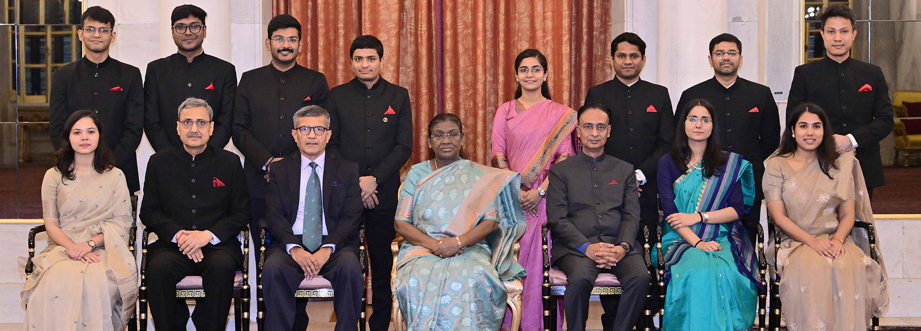 भारत के माननीय राष्ट्रपति से रक्षा संपदा सेवा के अधिकारियों /प्रशिक्षु अधिकारियों की शुभेच्छा मुलाकात (23-07-2025)