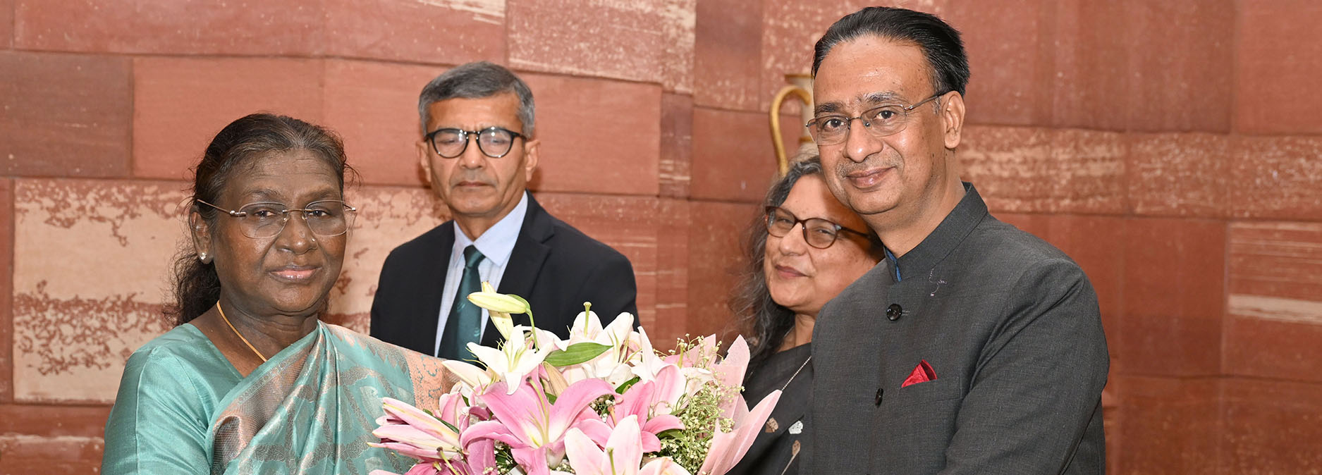 भारत के माननीय राष्ट्रपति से रक्षा संपदा सेवा के अधिकारियों /प्रशिक्षु अधिकारियों की शुभेच्छा मुलाकात (23-07-2025)