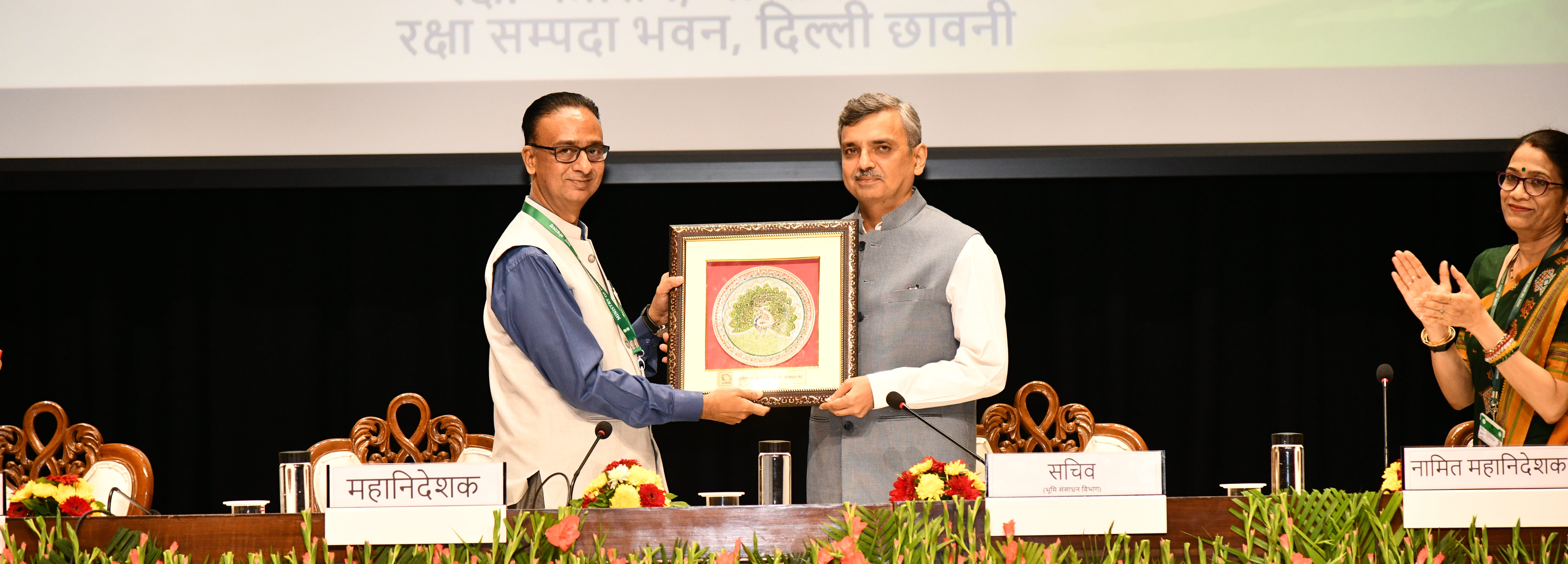 रक्षा सम्पदा महानिदेशक श्री एस एन गुप्ता 19-09-2025 को मंथन 2025 के दौरान भूमि संसाधन विभाग के सचिव श्री मनोज जोशी (आईएएस) को स्मृति चिन्ह भेंट करते हुए