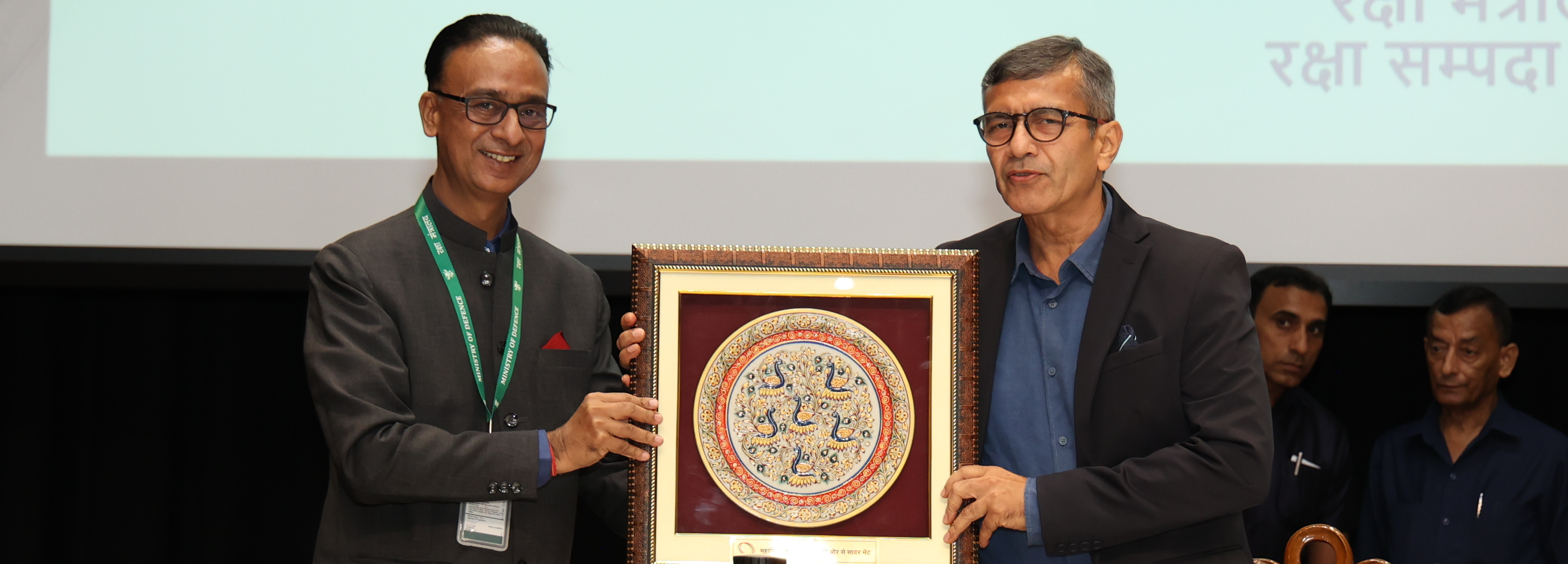 मंथन 2025: रक्षा संपदा महानिदेशक श्री एस एन गुप्ता, रक्षा सचिव श्री राजेश कुमार सिंह को स्मृति चिन्ह भेंट करते हुए