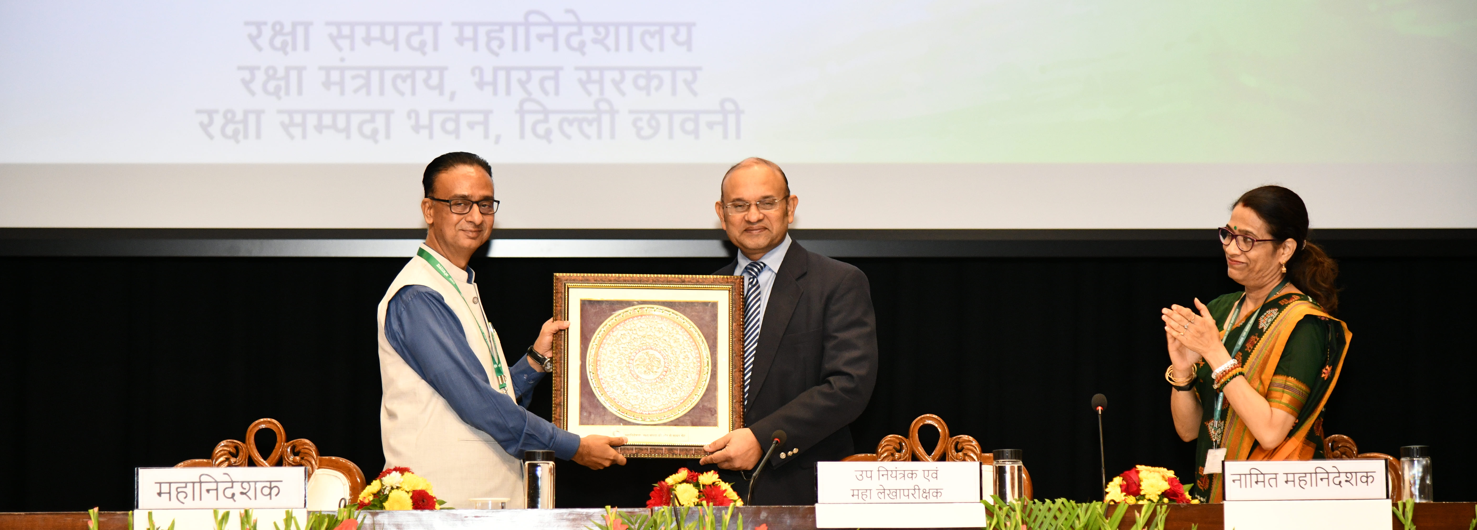 मंथन 2025: श्री एस एन गुप्ता, महानिदेशक रक्षा संपदा, श्री सुबीर मलिक, आईए एंड एएस, उप नियंत्रक एवं महालेखा परीक्षक को 19-09-2025 को स्मृति चिन्ह भेंट करते हुए