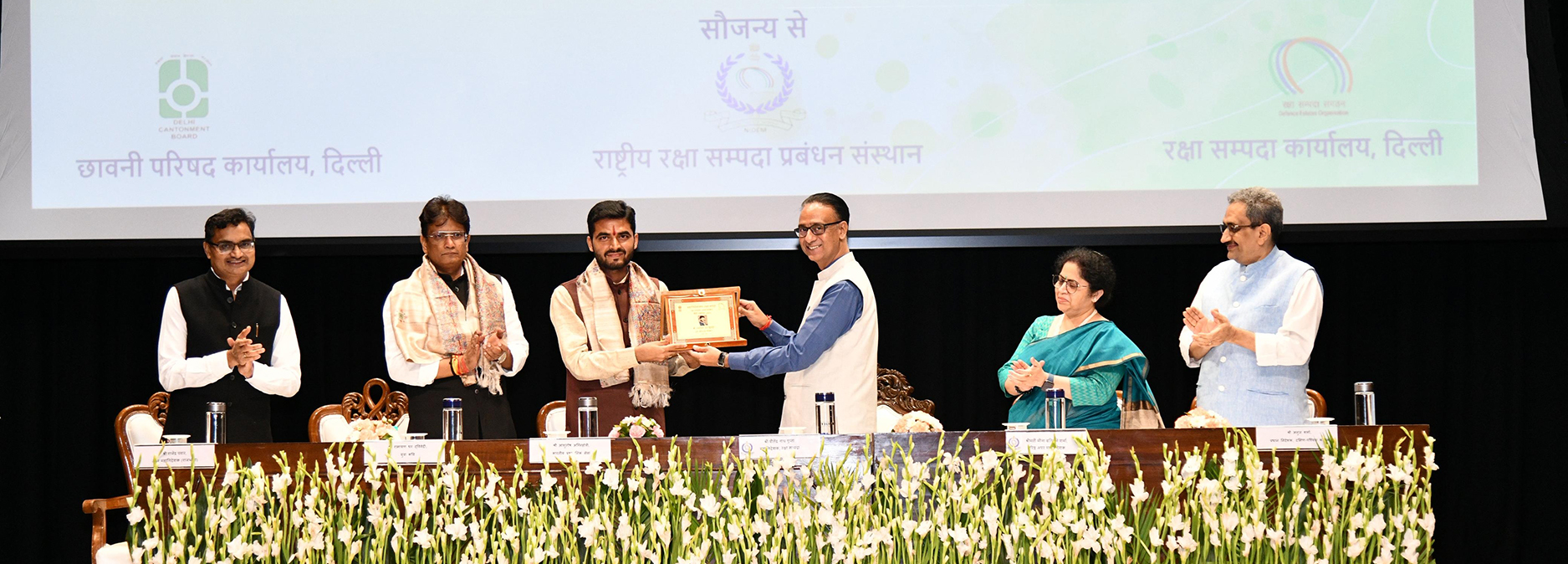 श्री रामायण धर द्विवेदी (विशेष अतिथि), श्री शैलेन्द्र नाथ गुप्ता, महानिदेशक, रक्षा सम्पदा से स्मृति चिन्ह लेते हुए (26-09-2025)