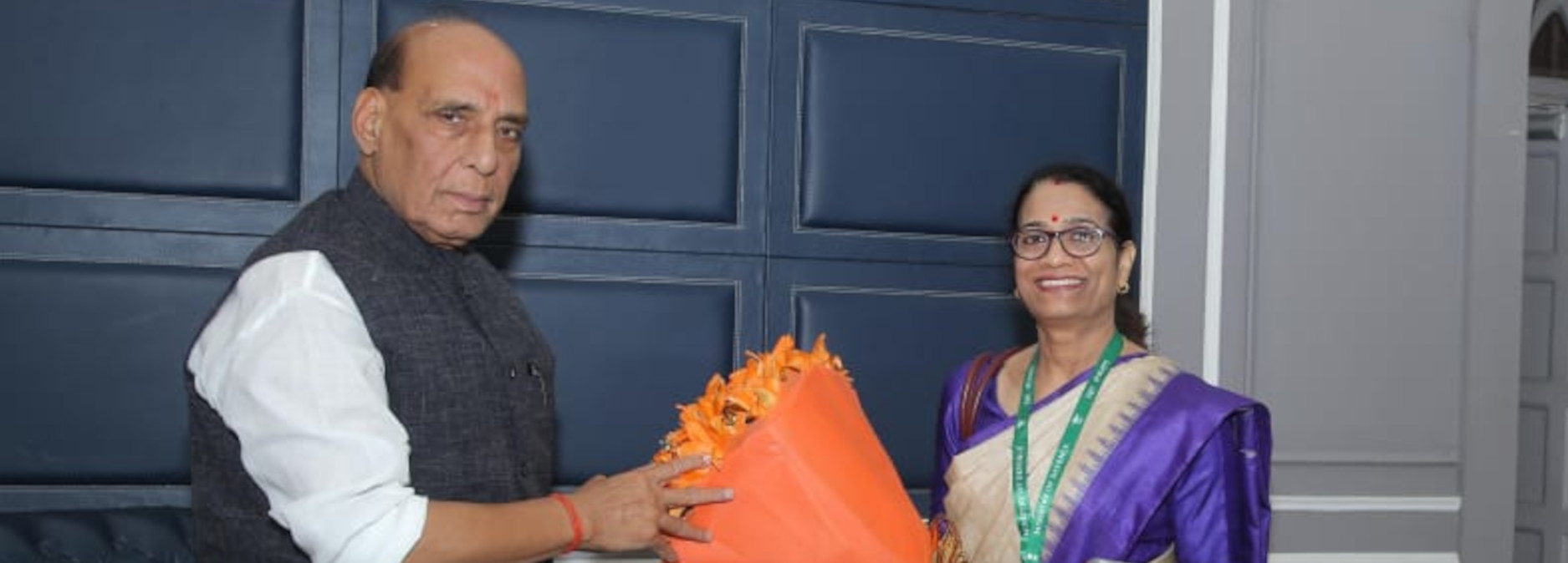 On 3rd November 2025, Smt. Shobha Gupta, Director General Defence Estates (DGDE), called on the Hon’ble Defence Minister, Shri Rajnath Singh. During the meeting, various issues concerning the Defence Estates Organisation were apprised to the Hon’ble Minister and deliberated upon.